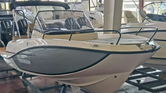 Barco nuevo entrega inmediata Quicksilver Activ 605 Simdeck - Vista casco