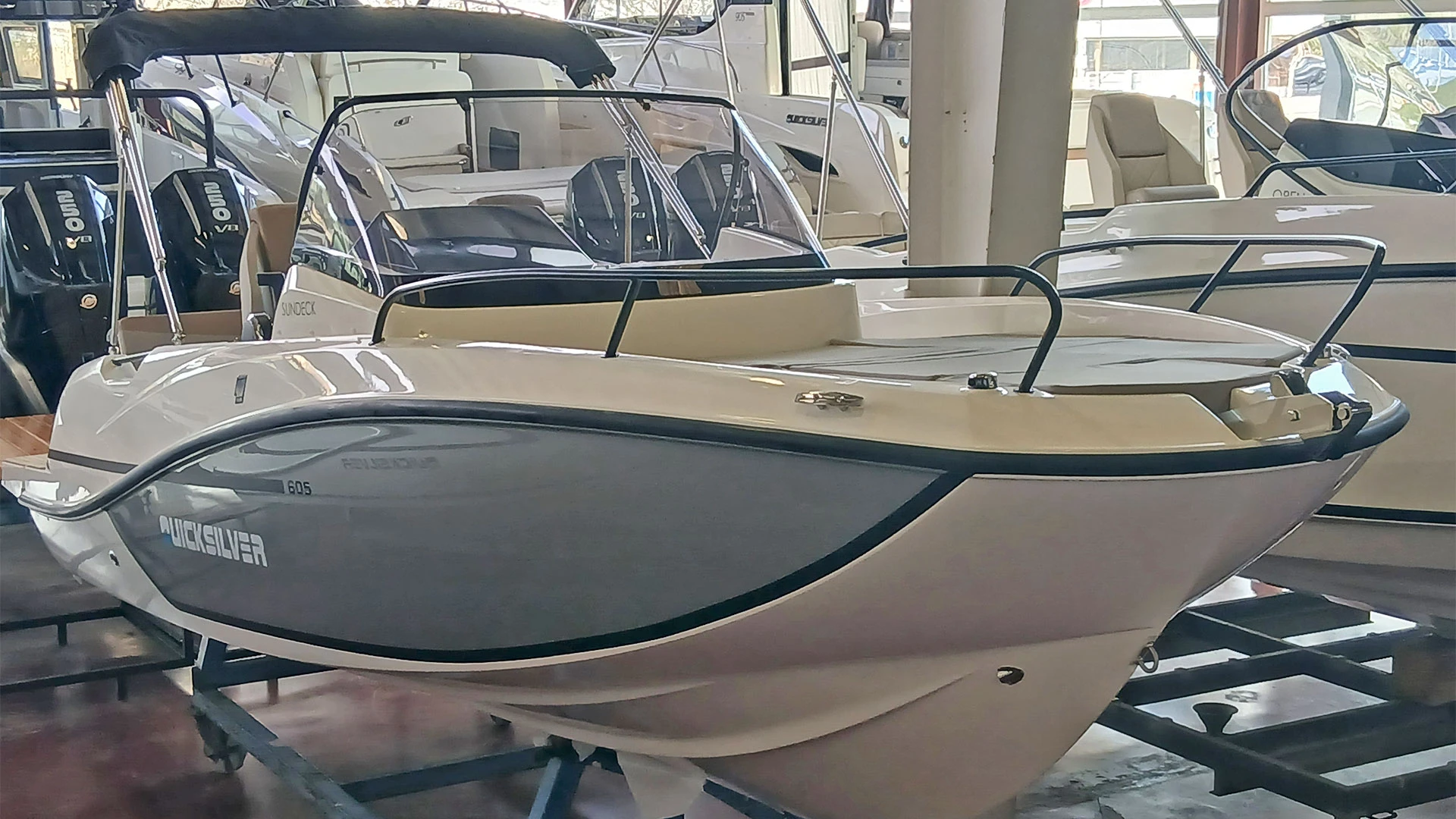 Barco nuevo entrega inmediata Quicksilver Activ 605 Simdeck - Vista casco