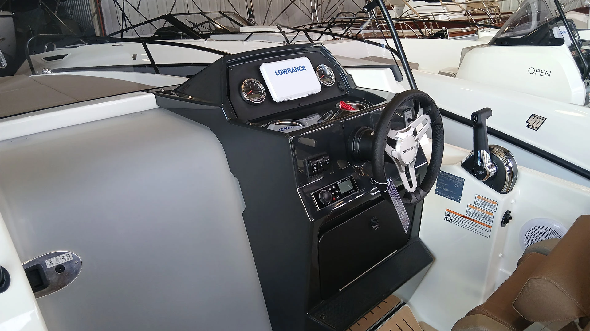 Barco nuevo entrega inmediata Quicksilver Activ 605 Simdeck - Vista consola