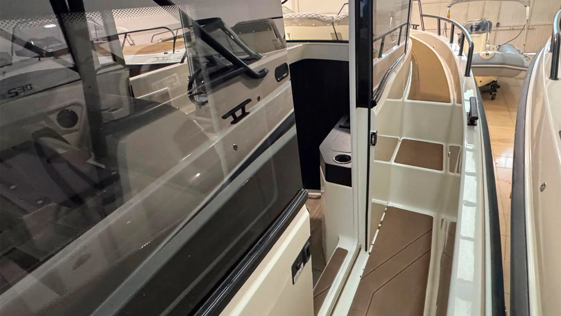Barco nuevo entrega inmediata Navan C30 Cabin ap - Escalera