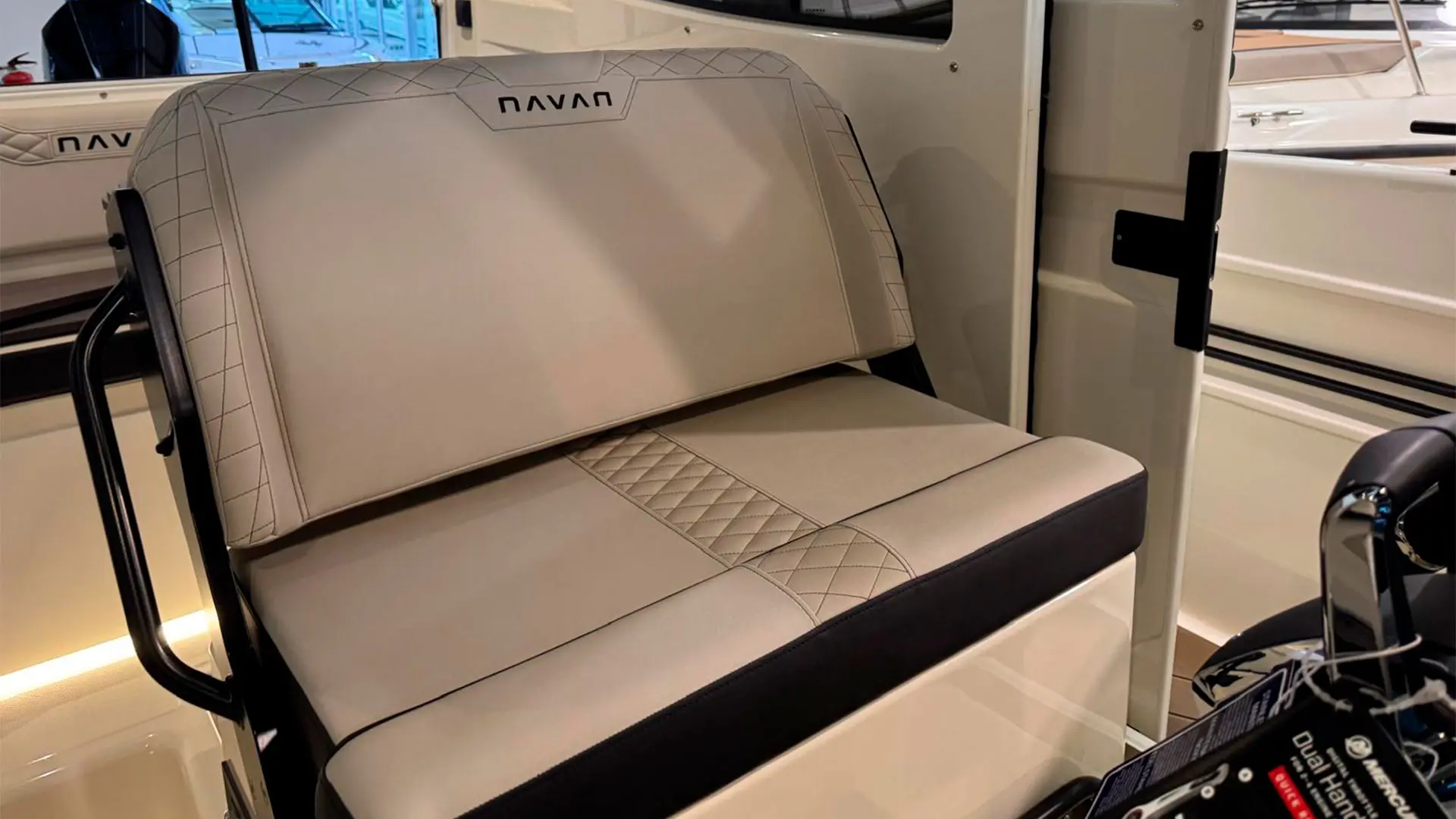 Barco nuevo entrega inmediata Navan C30 Cabin ap - Zona piloto