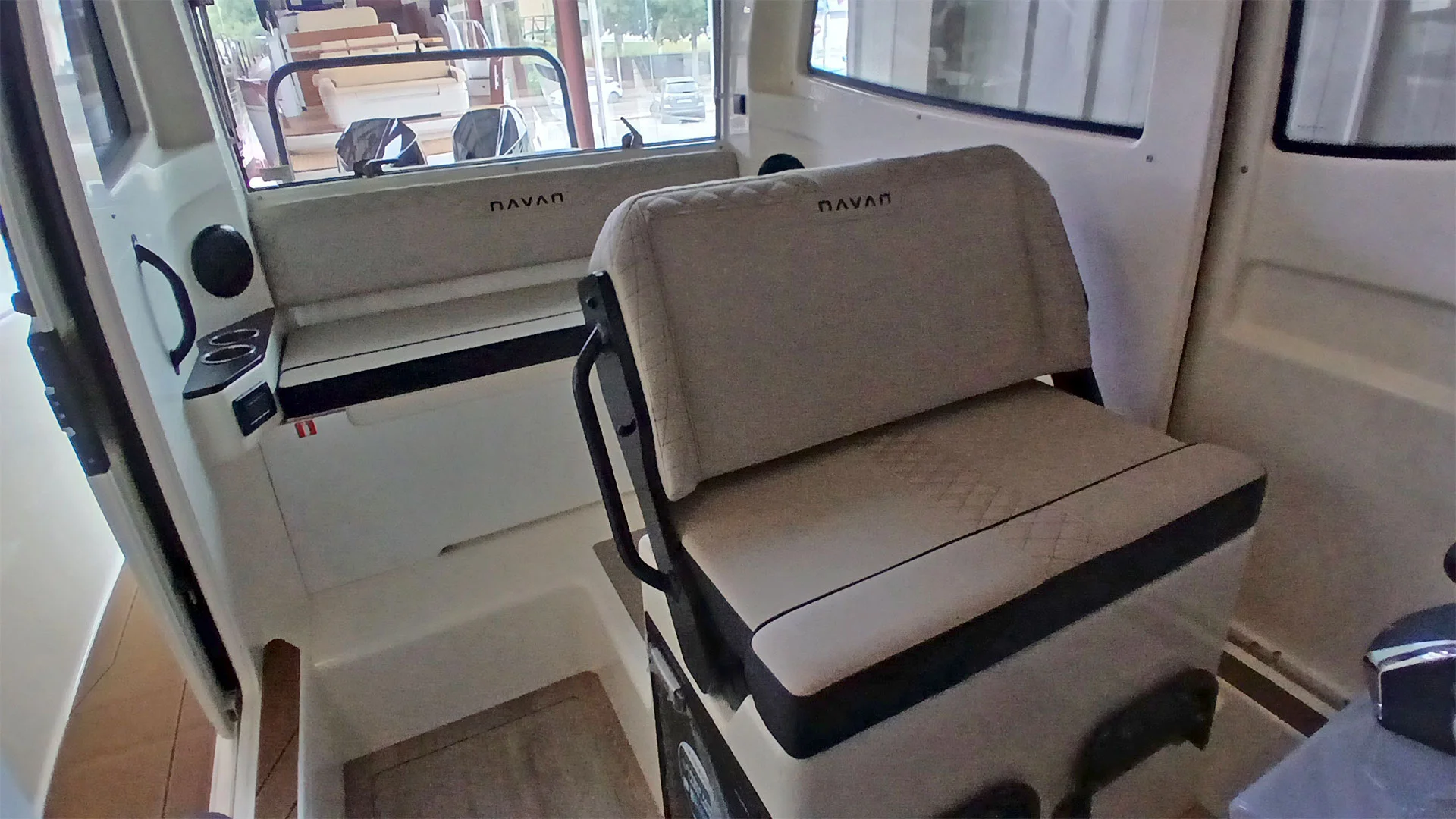 barco-nuevo-entrega-inmediata-navan-c30-zona-cabina