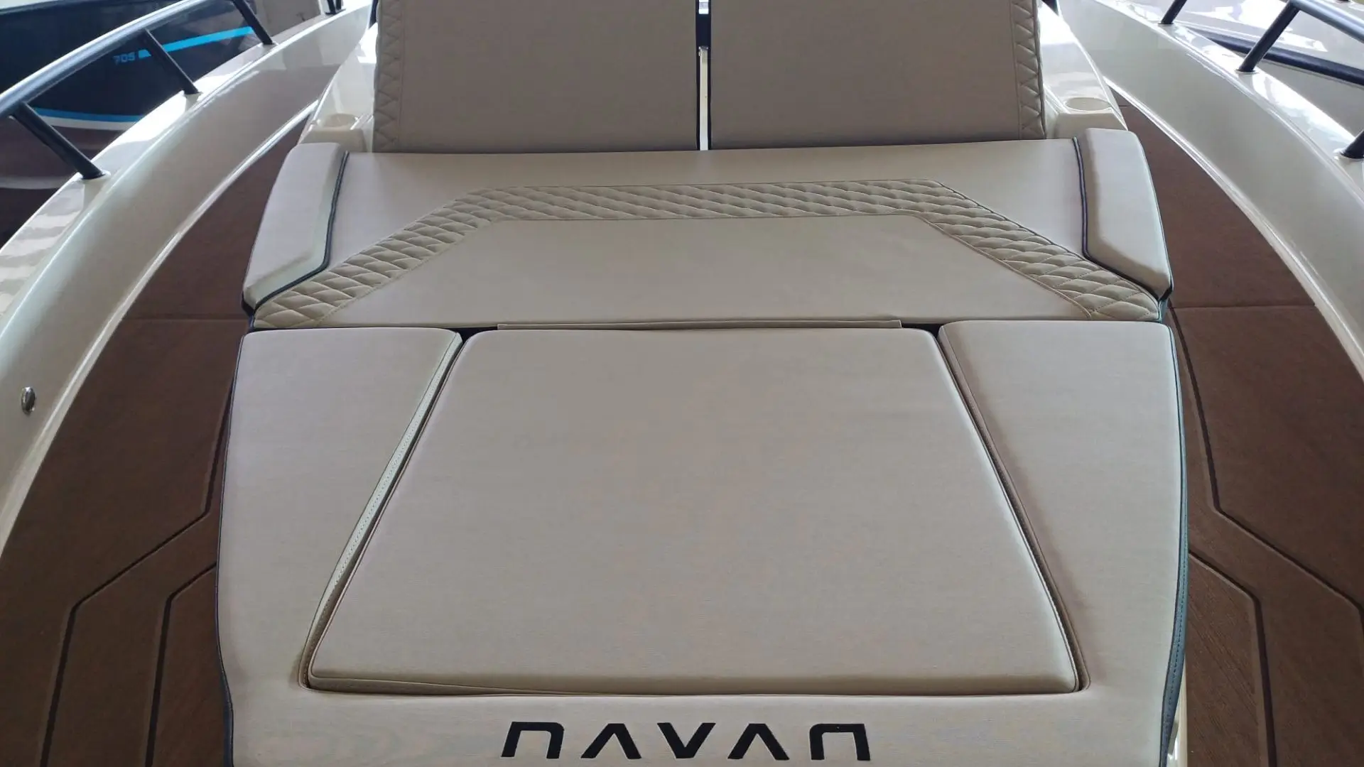Barco nuevo entrega inmediata Navan S30 - Zona solárium