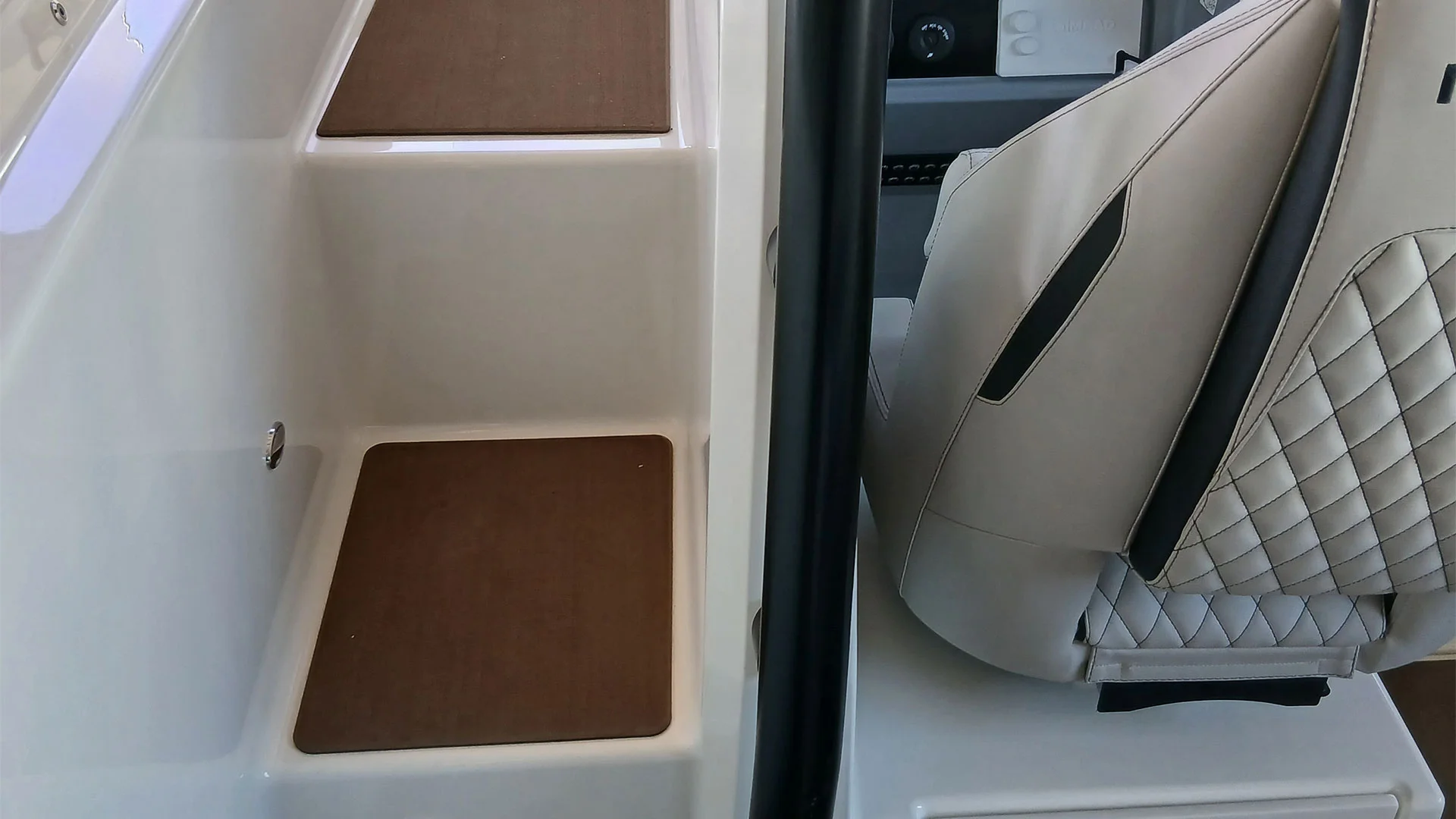 barco-nuevo-entrega-inmediata-navan-s30-escalera