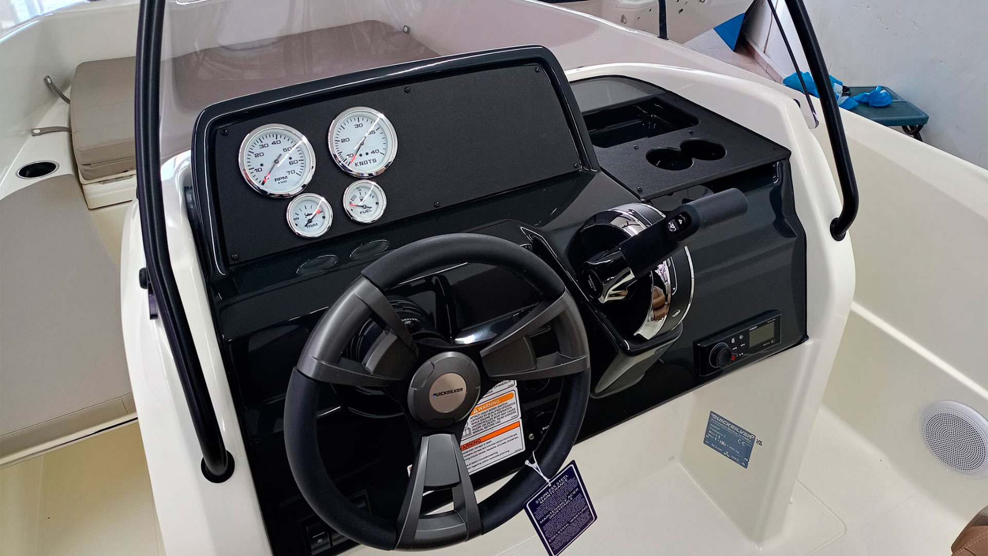 Barco nuevo en stock Quicksilver Activ 555 Open - Volante