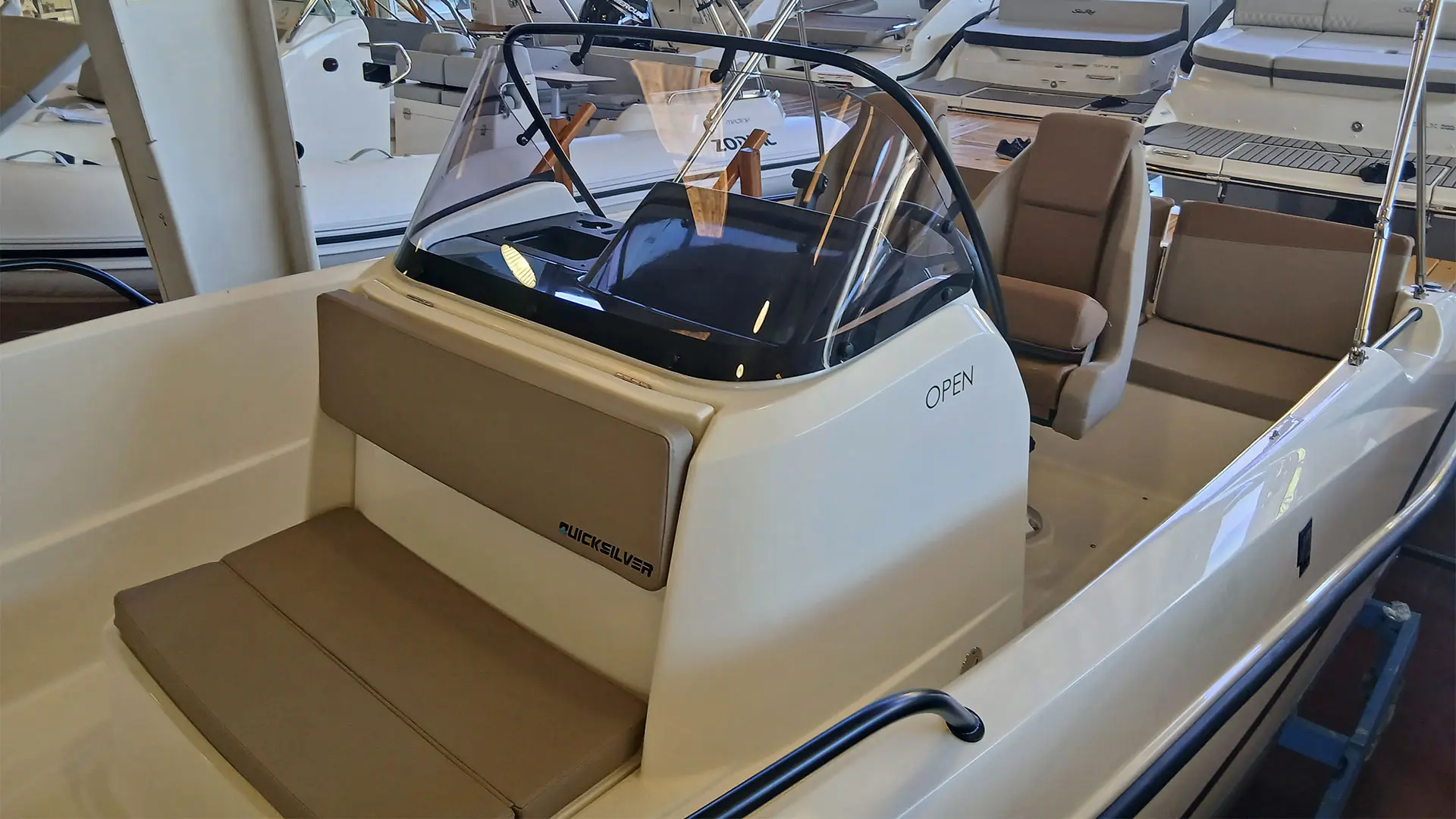 Barco nuevo entrega inmediata Quicksilver Activ 605 Open - Asiento proa