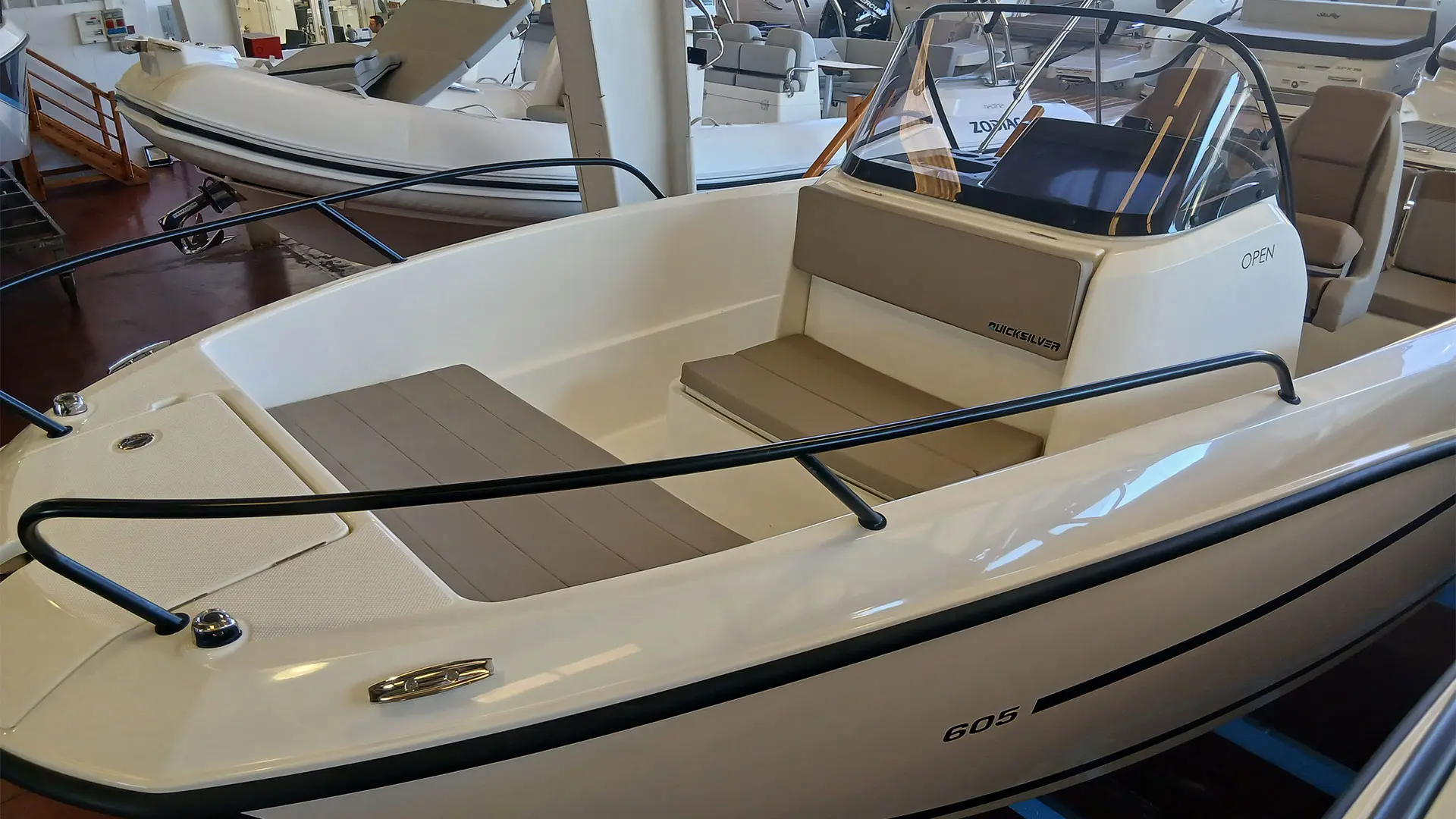 Barco nuevo entrega inmediata Quicksilver Activ 605 Open - Parabrisas