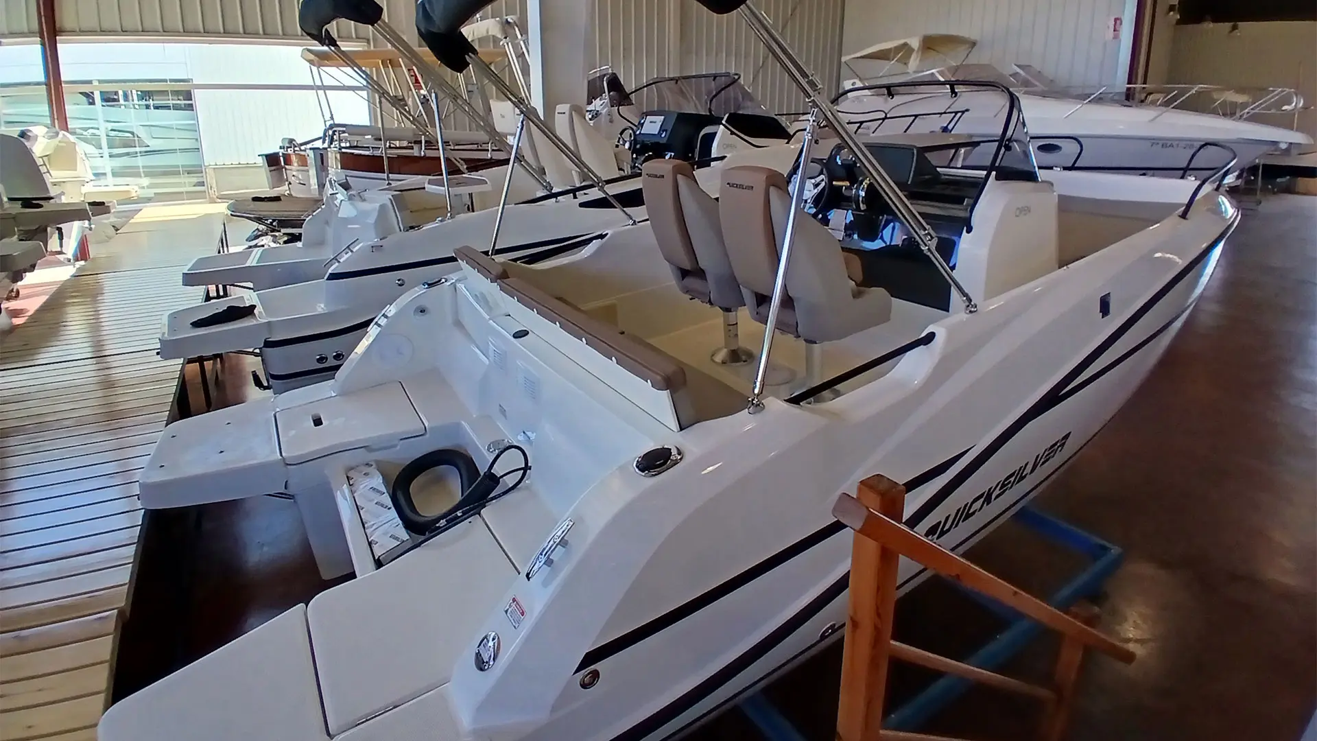 Barco nuevo entrega inmediata Quicksilver Activ 605 Open - Vista lateral