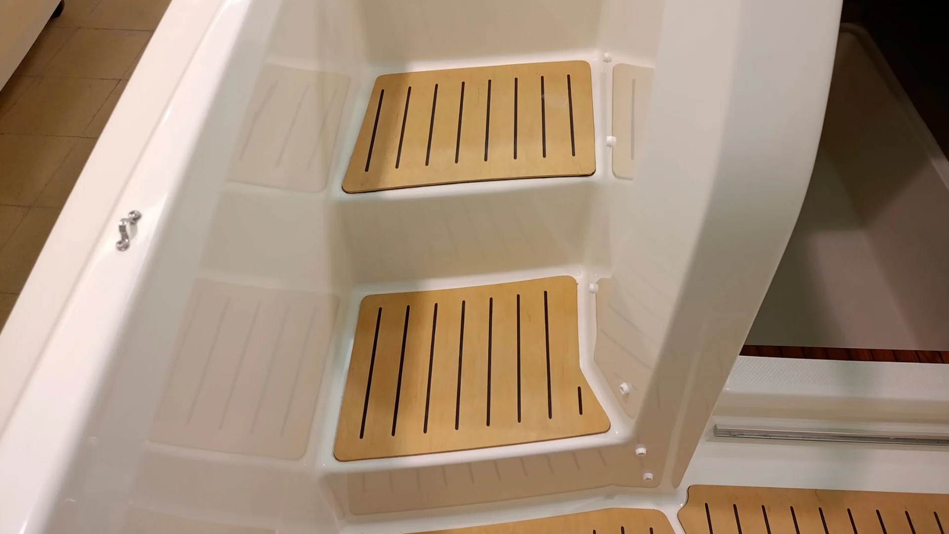 Barco nuevo entrega inmediata Quicksilver Activ 675 Sundeck - Acceso solárium