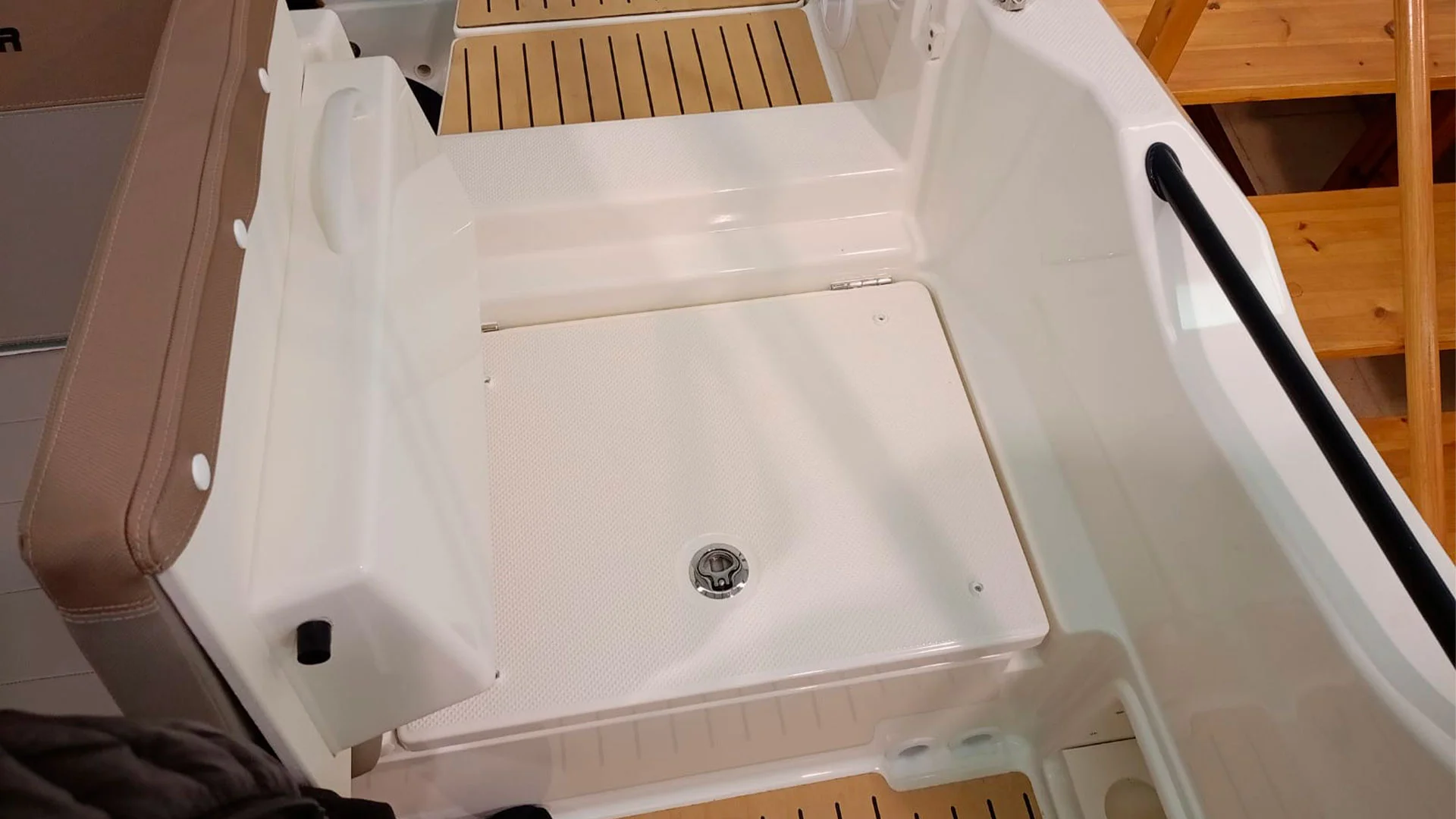 Barco nuevo entrega inmediata Quicksilver Activ 675 Sundeck - Acceso