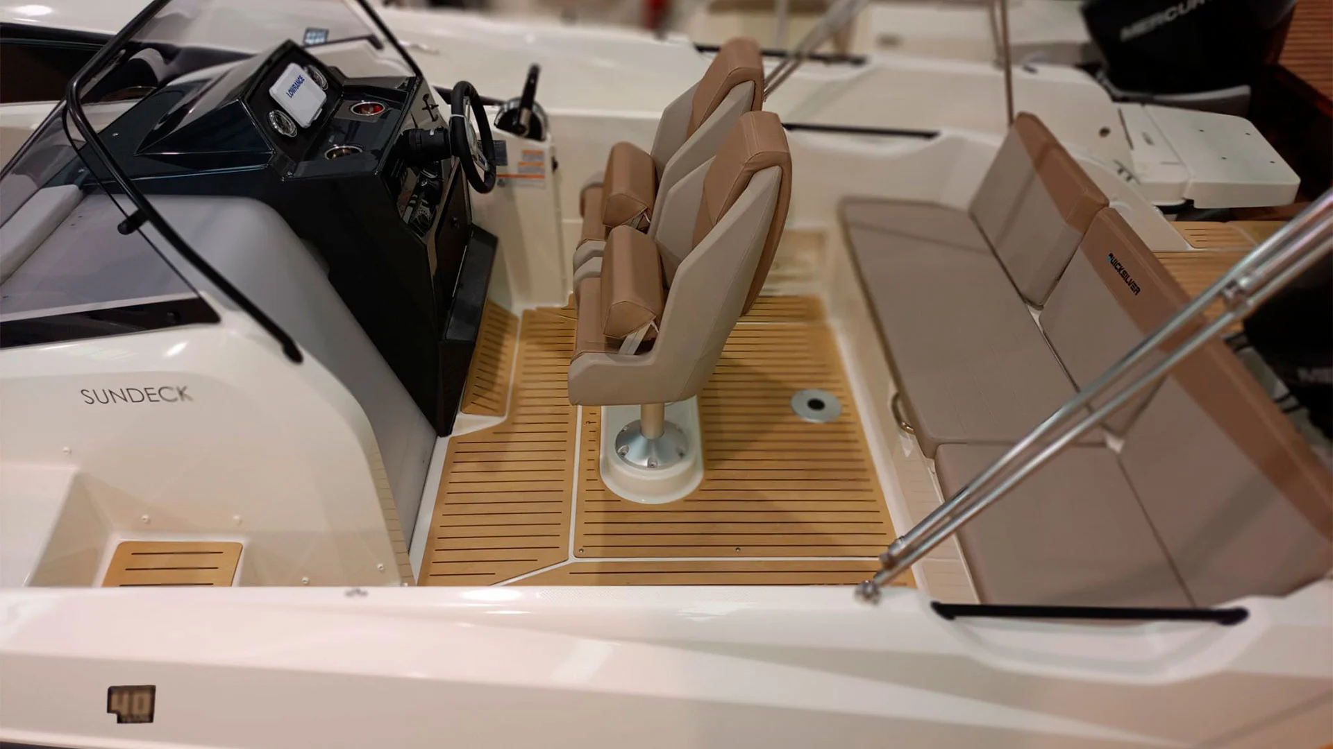 Barco nuevo entrega inmediata Quicksilver Activ 675 Sundeck - Bañera