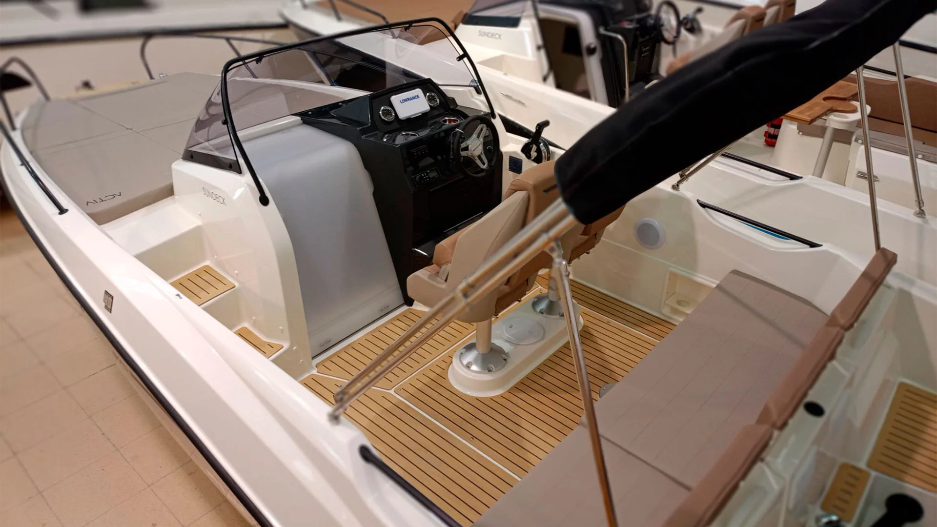 Barco nuevo entrega inmediata Quicksilver Activ 675 Sundeck - Desde popa