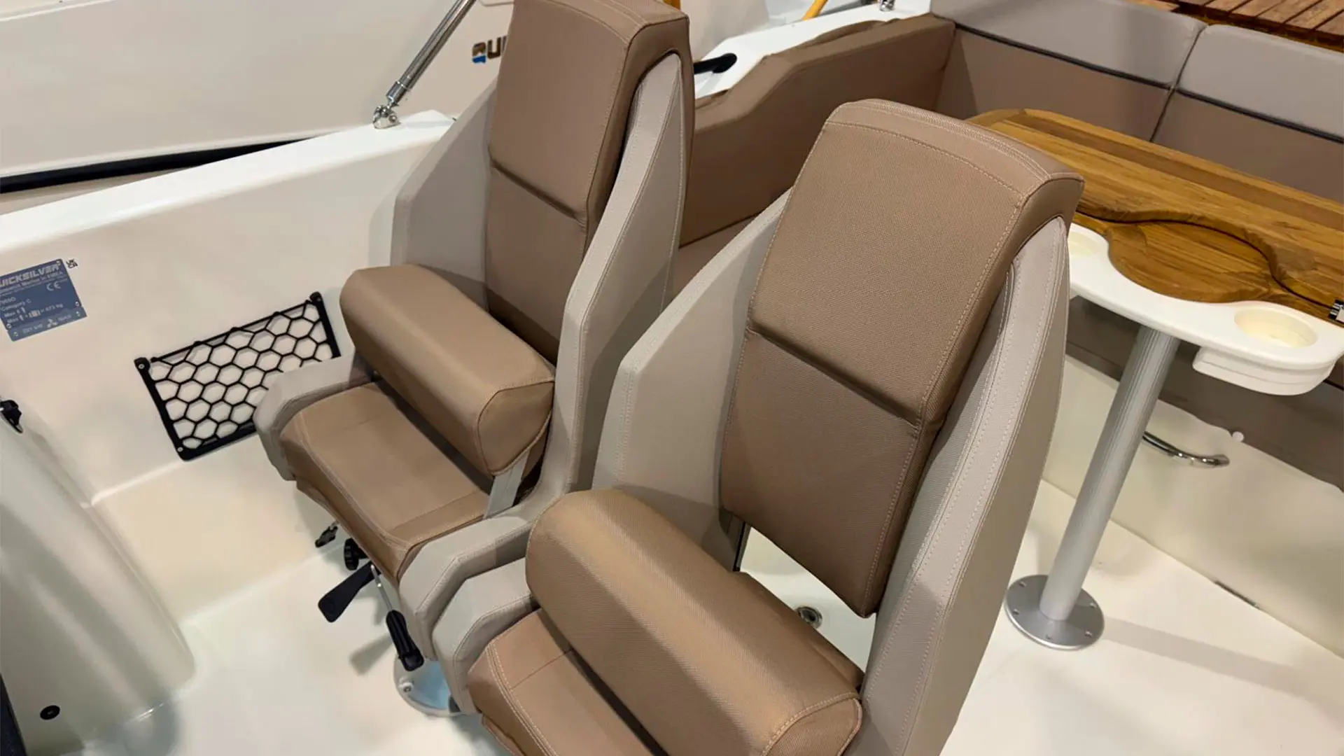 Barco nuevo entrega inmediata Quicksilver Activ 755 Sundeck ap- Asientos