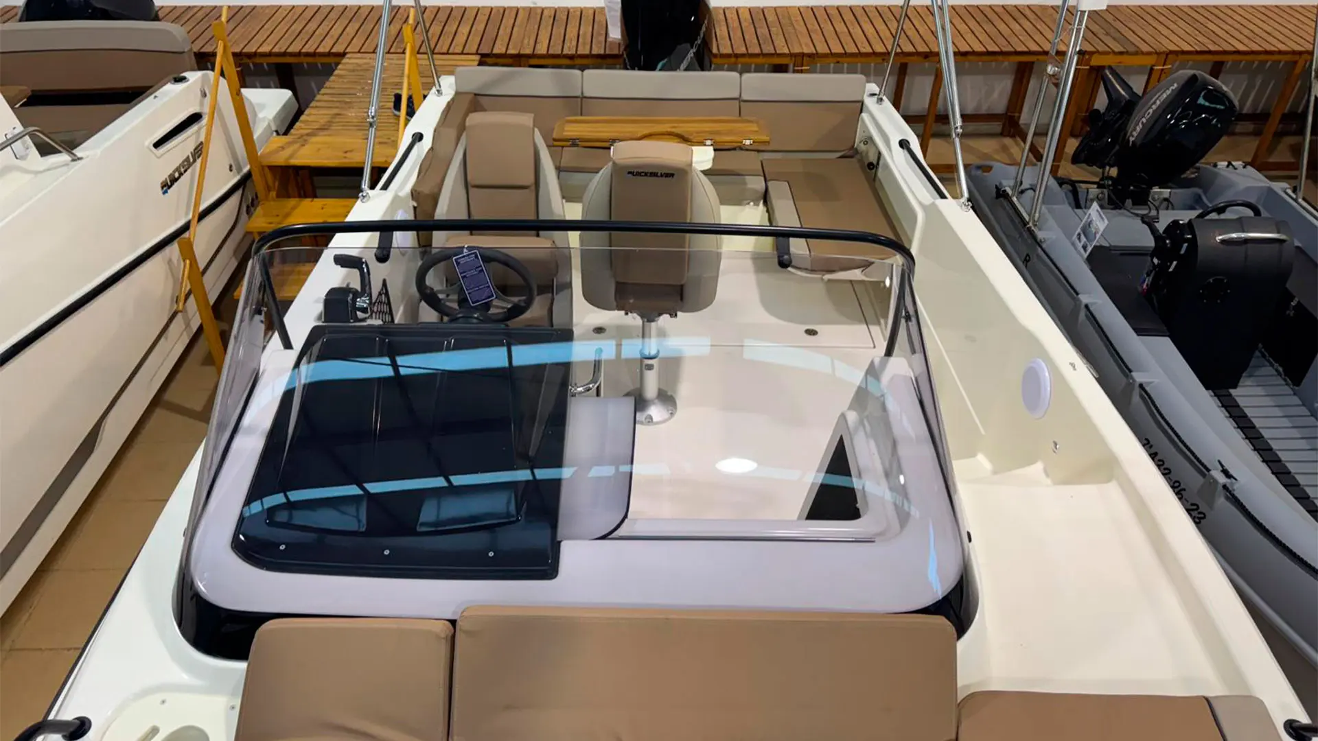 Barco nuevo entrega inmediata Quicksilver Activ 755 Sundeck ap- Bañera