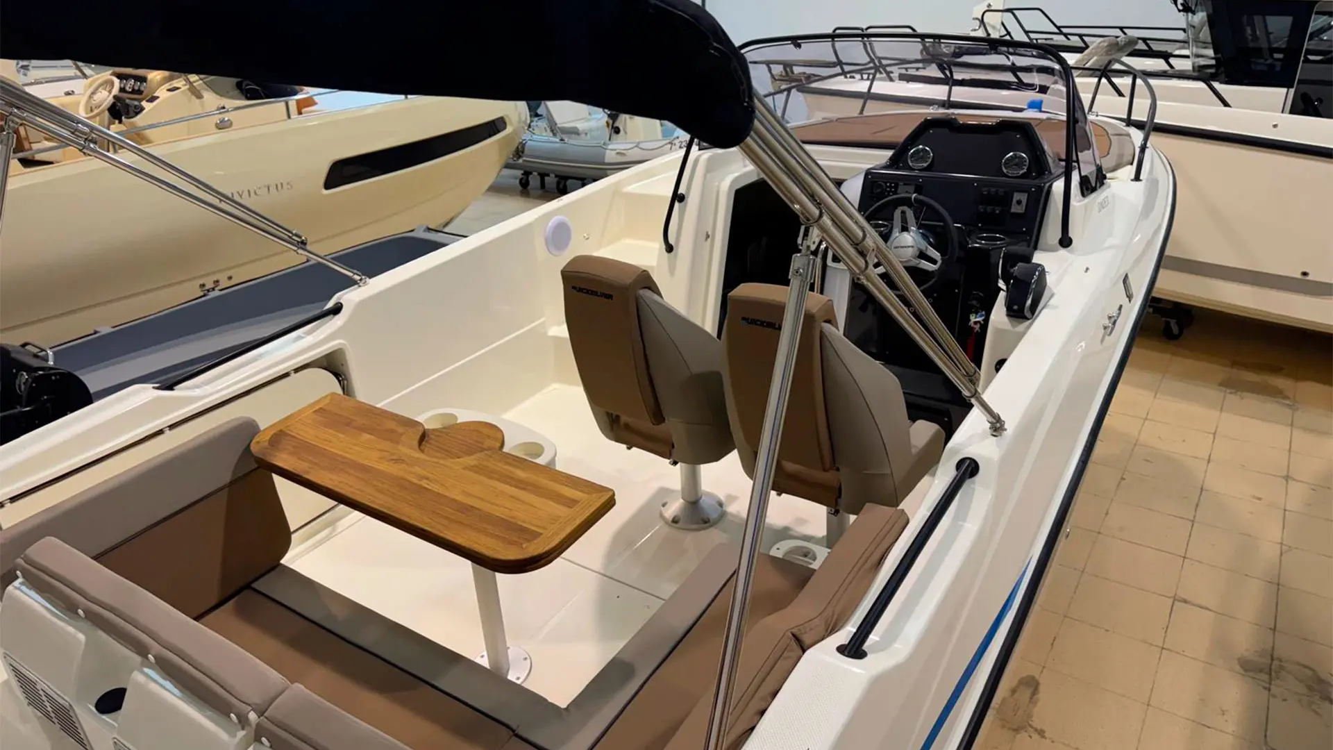 Barco nuevo entrega inmediata Quicksilver Activ 755 Sundeck ap- Vista bañera