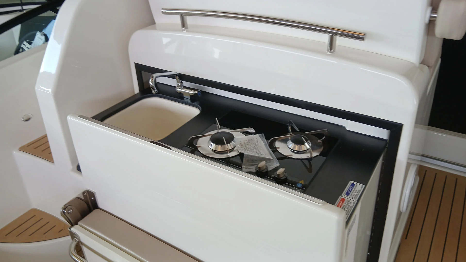 barco-nuevo-entrega-inmediata-quicksilver-activ-875-sundeck-cocina