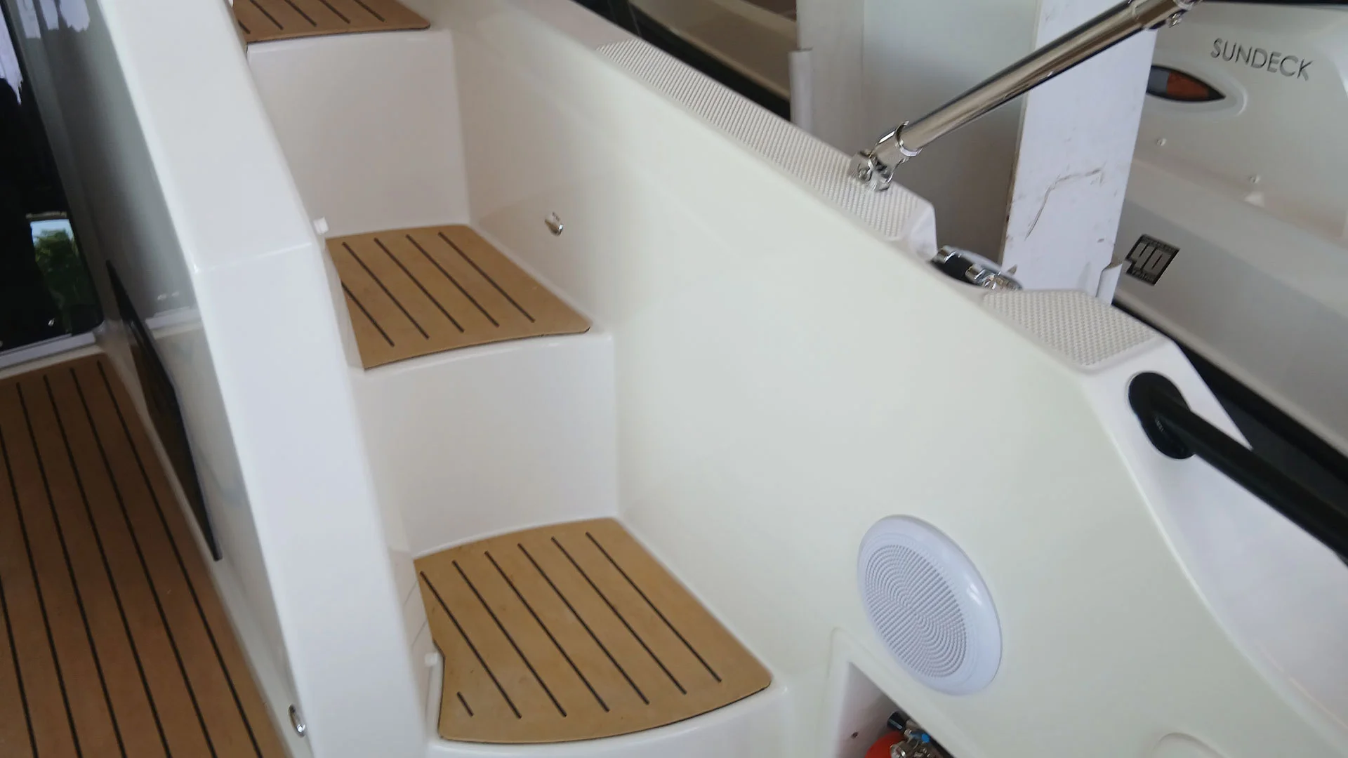barco-nuevo-entrega-inmediata-quicksilver-activ-875-sundeck-escalera