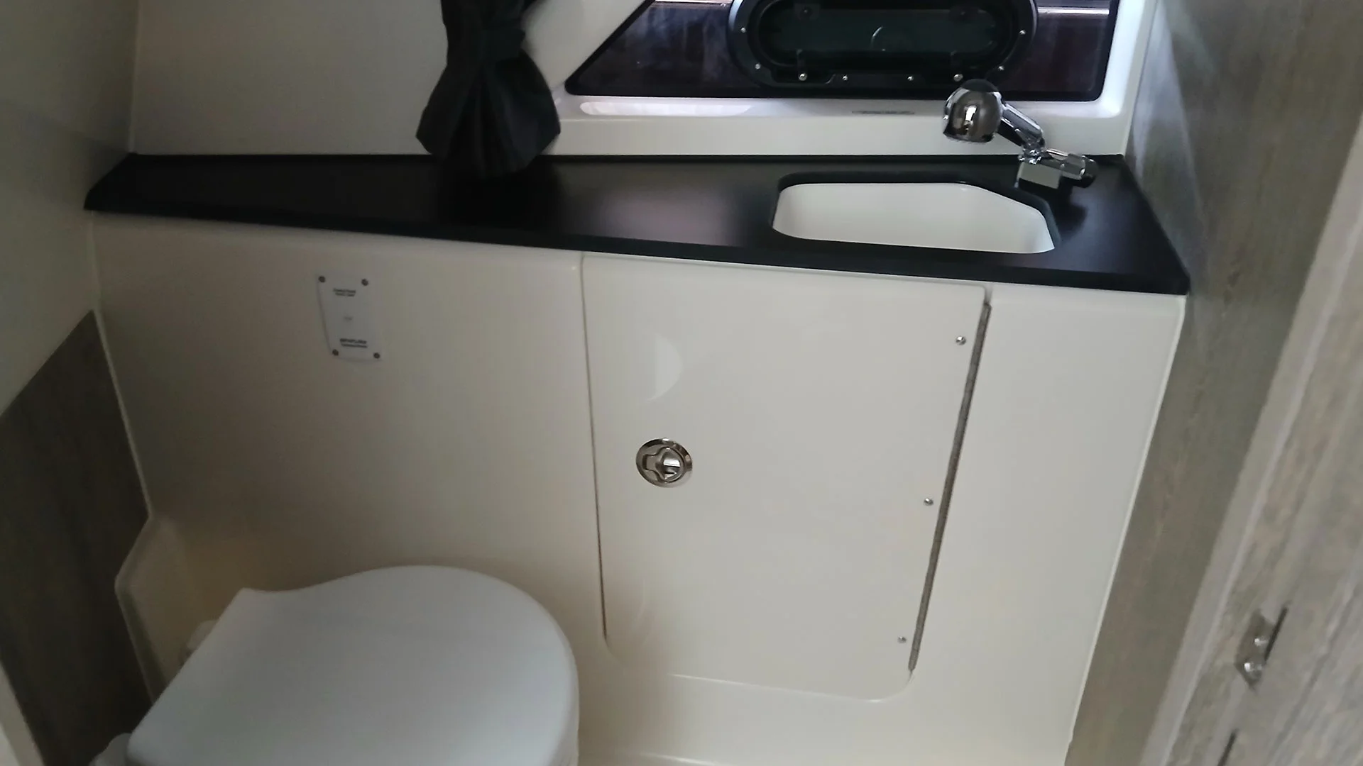 barco-nuevo-entrega-inmediata-quicksilver-activ-875-sundeck-lavabo