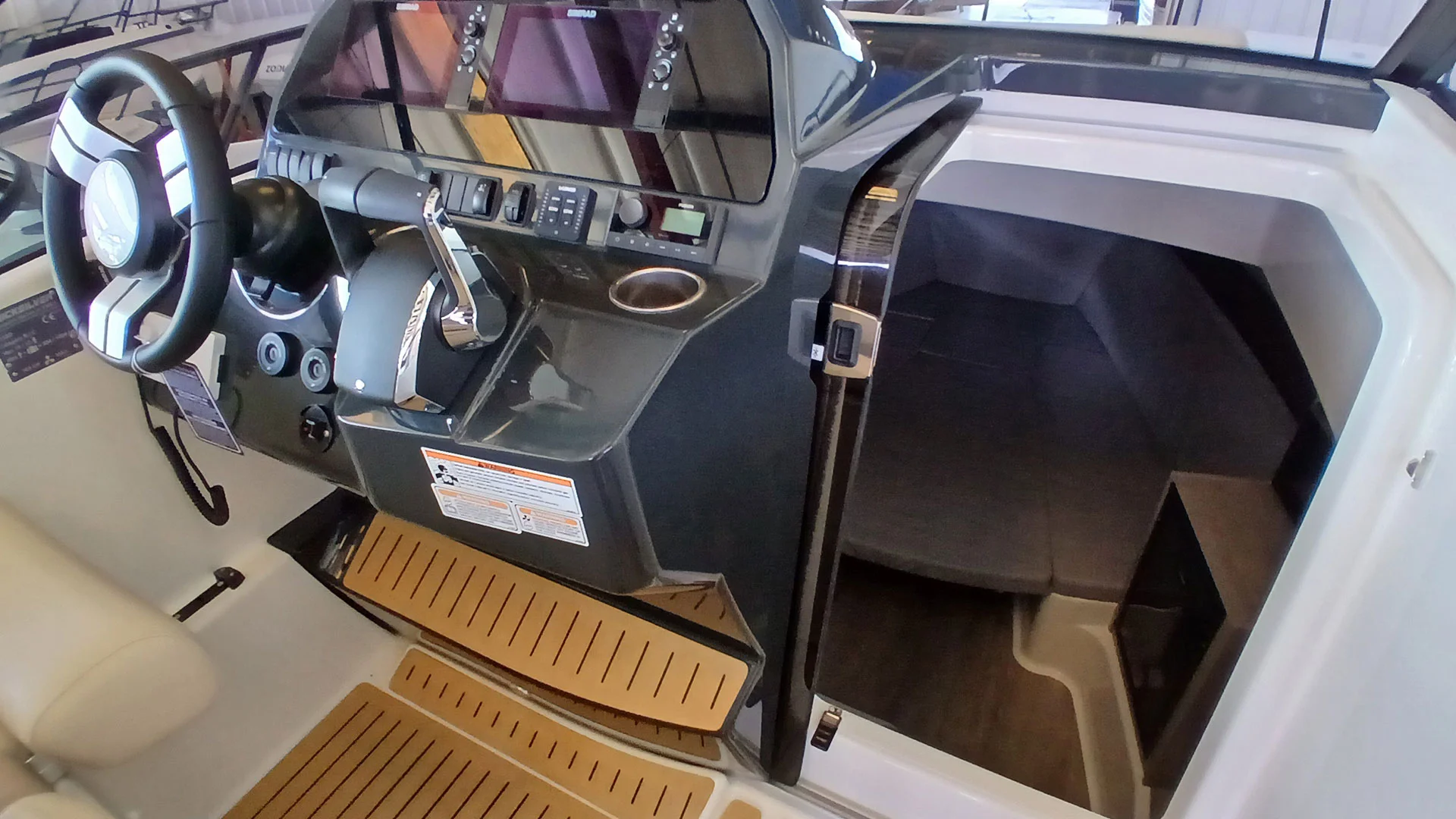 barco-nuevo-entrega-inmediata-quicksilver-activ-875-sundeck-zona-cabina