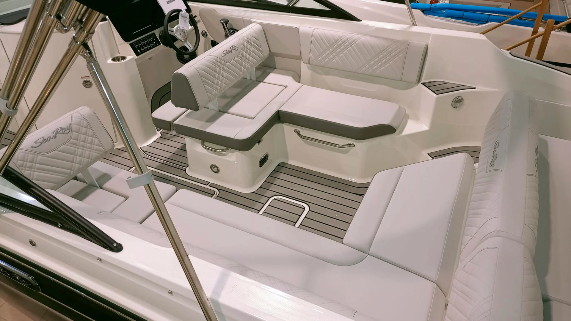 barco-nuevo-entrega-inmediata-sea-ray-sdx-250-bañera