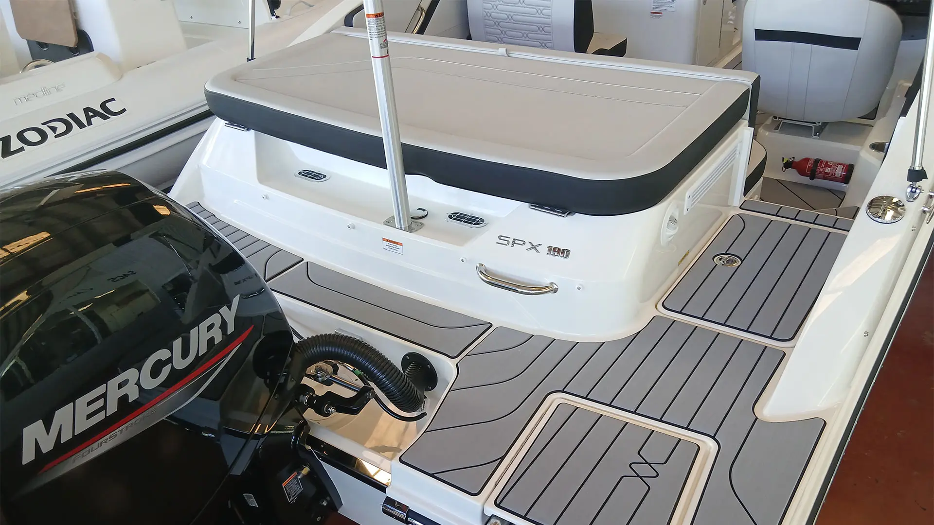 Barco nuevo entrega inmediata Sea RAy SPX 190 OB - Acceso