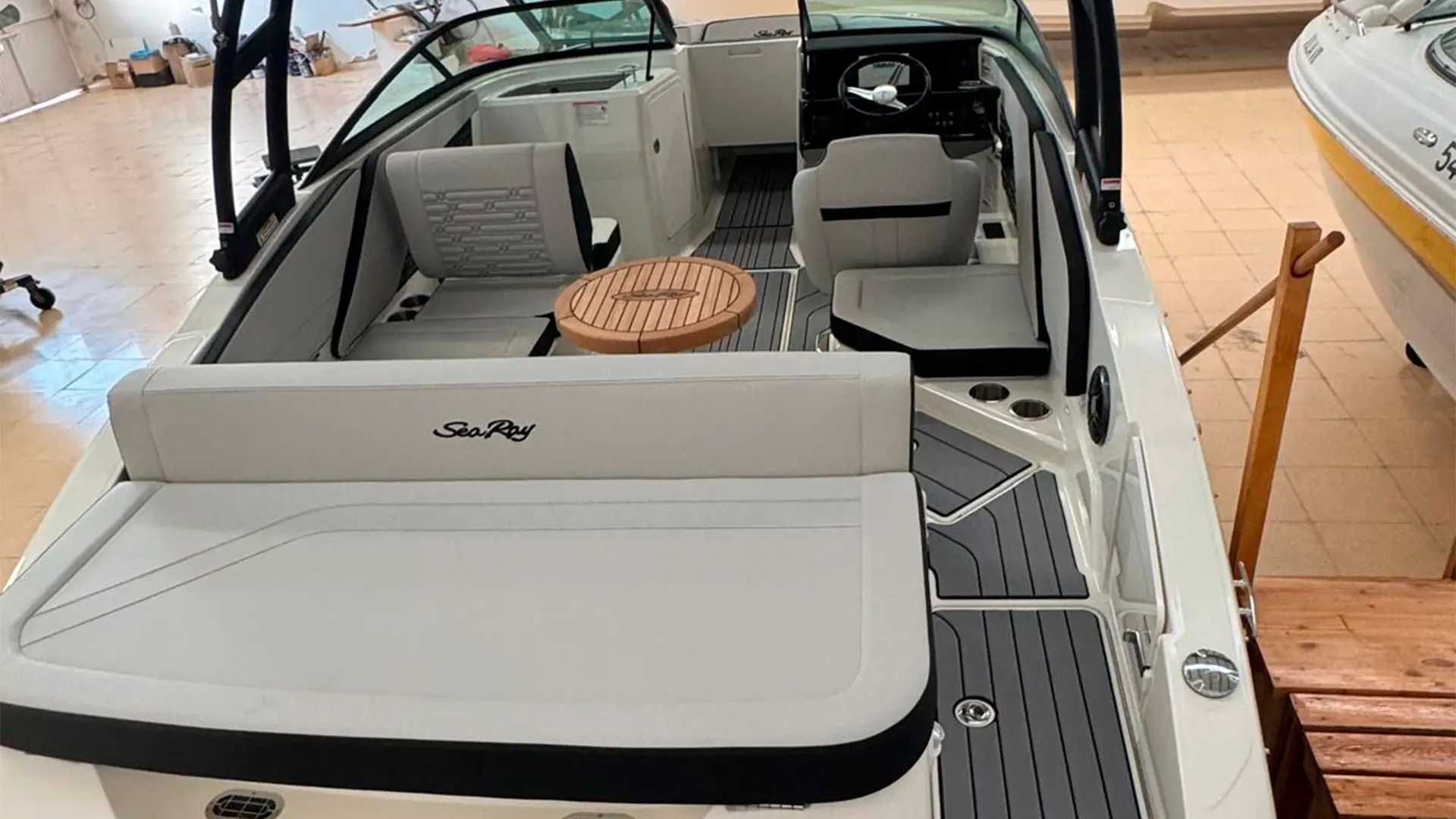 Barco nuevo entrega inmediata Sea Ray SPX 210 AP - Bañera