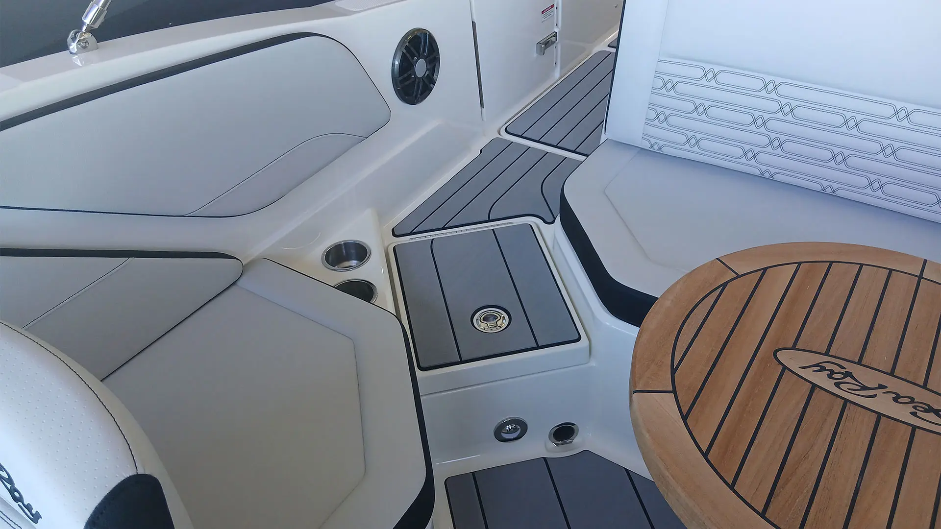 Barco nuevo entrega inmediata Sea Ray SPX 210 OB - Acceso