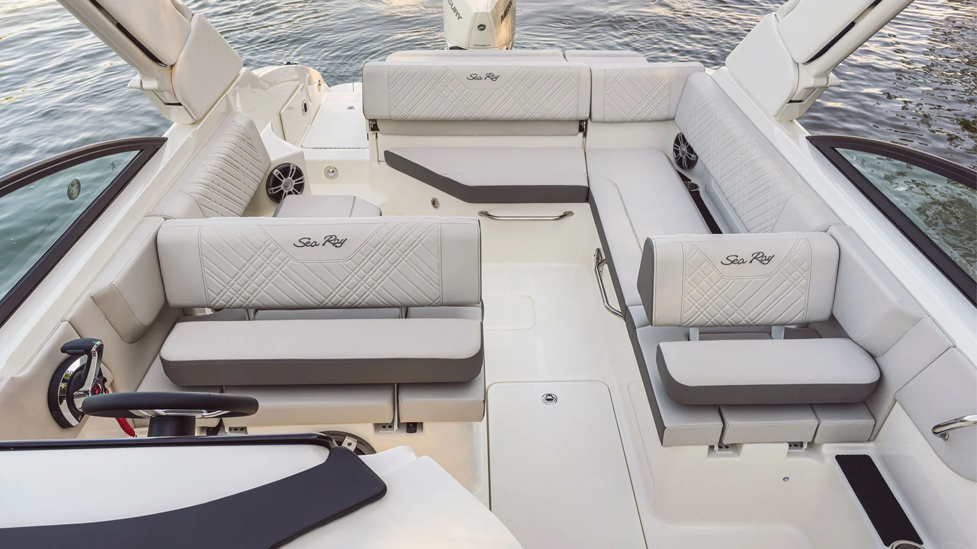 barco-nuevo-sea-ray-sdx-250-ob-vista-bañera