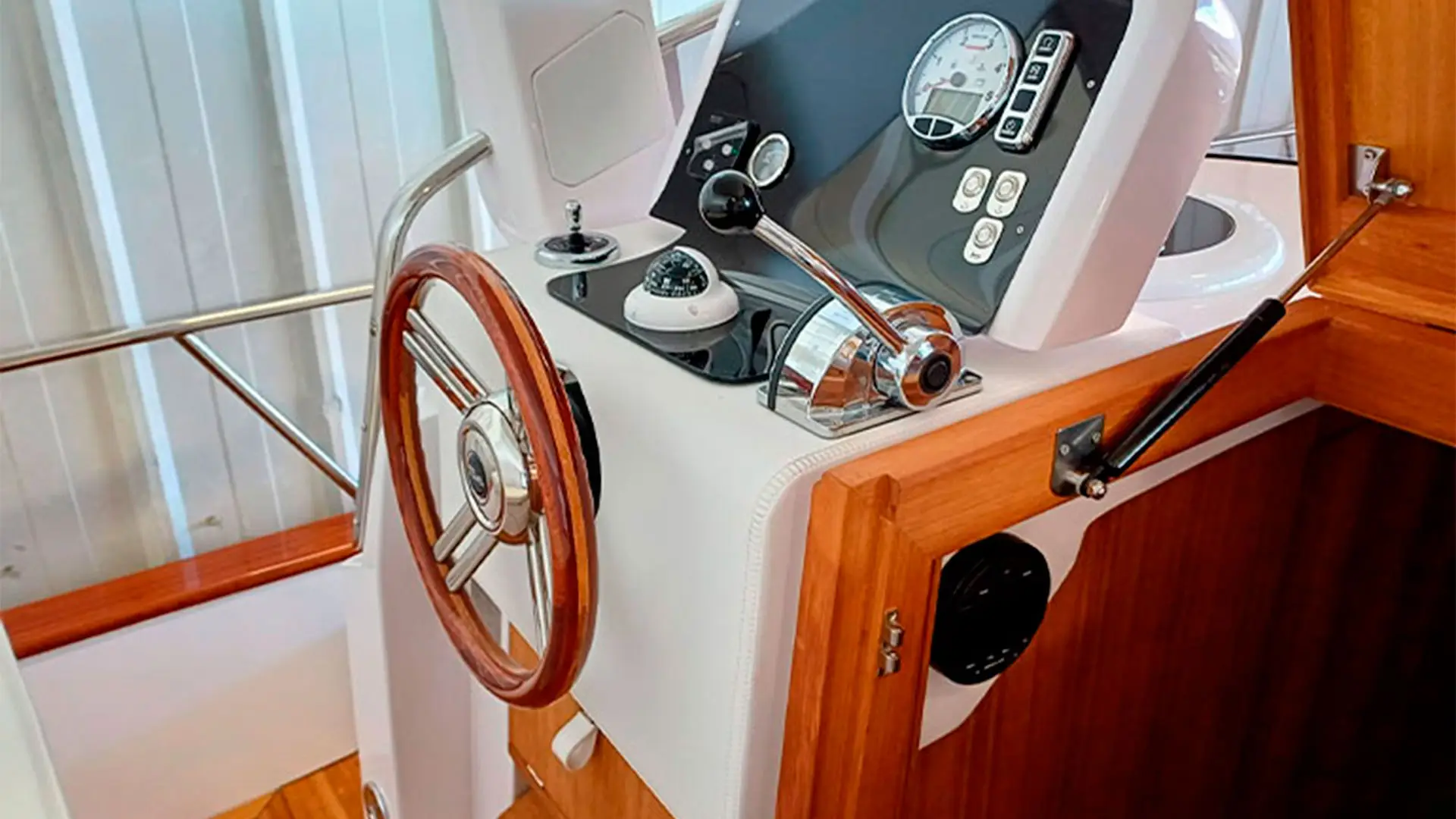cantieri-mimi-libeccio-8-5-wa-volante-entrega-inmediata