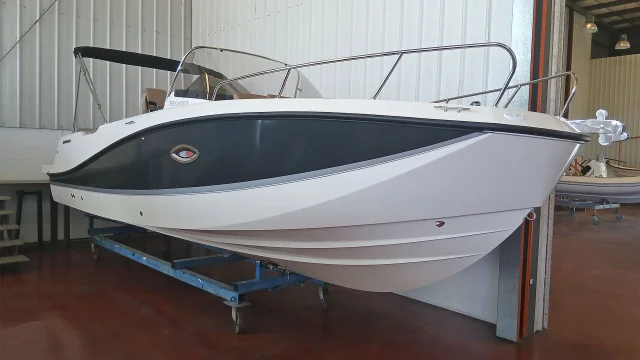 Entrega inmediata Quicksilver Activ 755 Sundeck - Primer plano