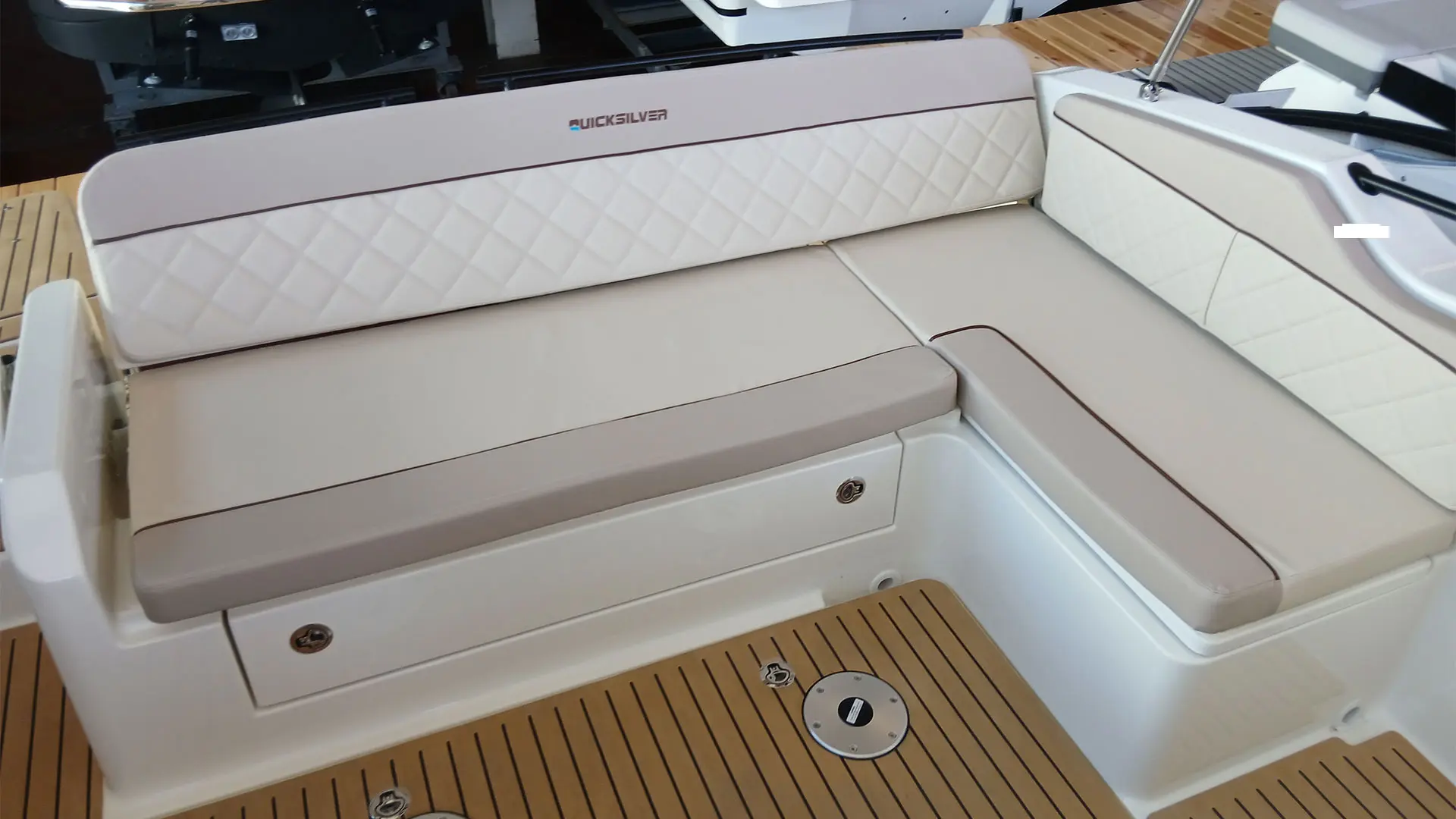 Entrega inmediata quicksilver activ 875 sundeck - Vista asientos popa