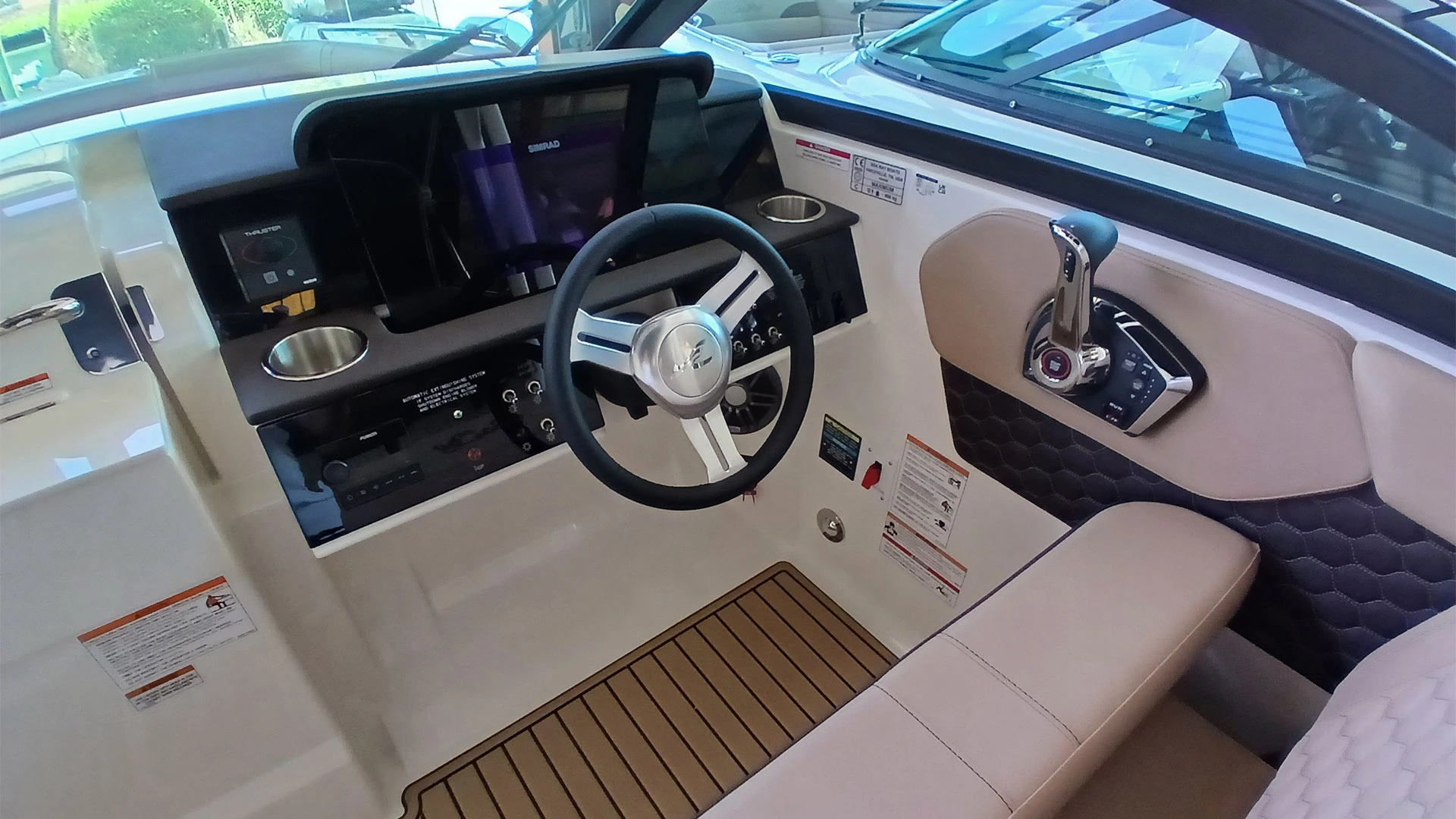 Entrega inmediata Sea Ray SDX 250 - Puesto patrón