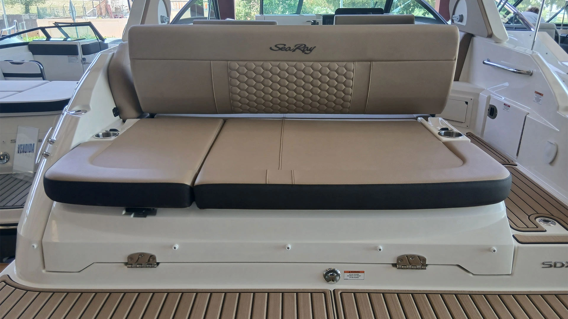 Entrega inmediata Sea Ray SDX 250 - Vista solárium popa