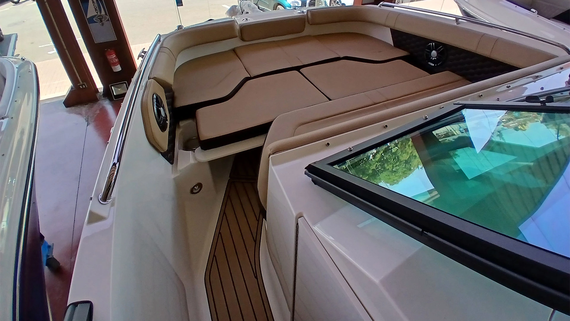Entrega inmediata Sea Ray SDX 250 - Vista solárium