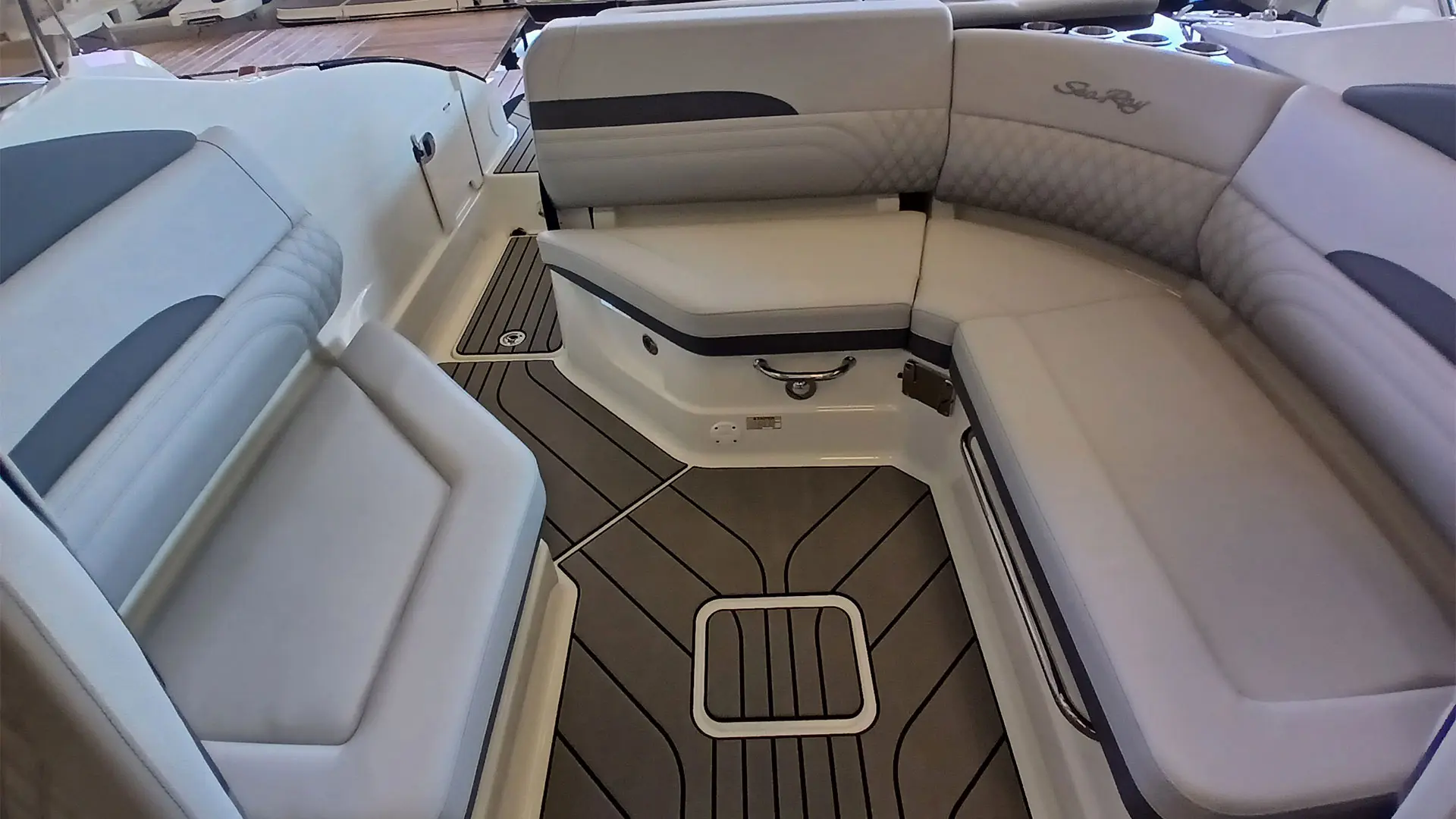 Entrega inmediata Sea Ray SLX 260 - Zona descanso