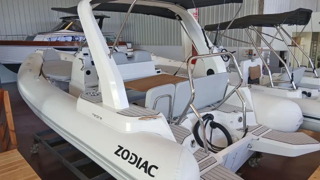 Entrega inmediata Zodiac Medline 7-5 - Desde popa
