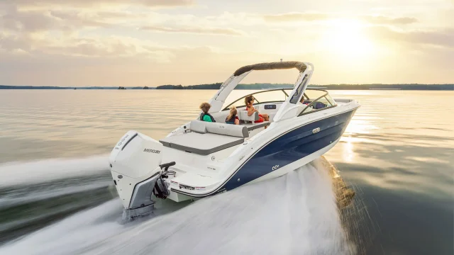 Nueva Sea Ray SDX 250 fueraborda - Primer plano