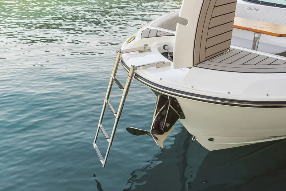Nueva Sea Ray SDX 270 fueraborda - Escalera proa