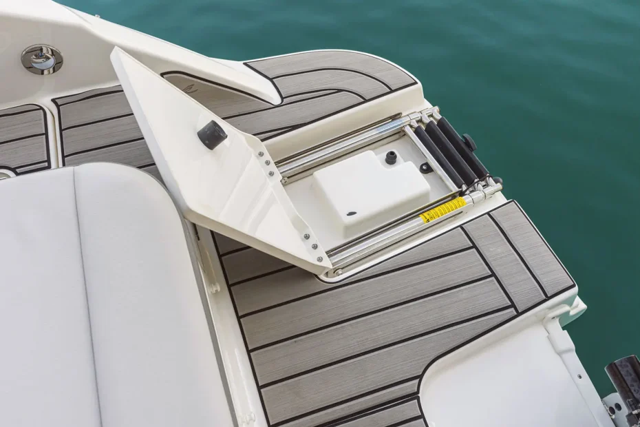Nueva Sea Ray SDX 270 fueraborda - Plataforma de baño