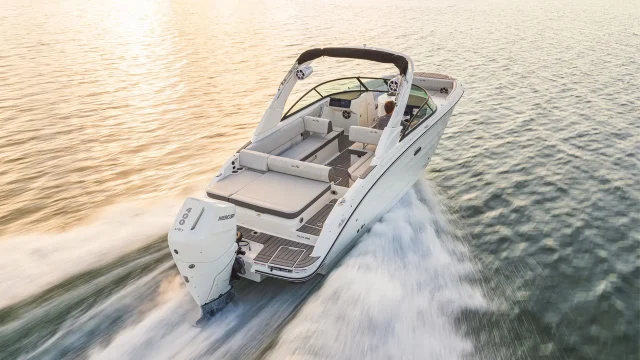 Nueva Sea Ray SDX 270 fueraborda - Primer plano