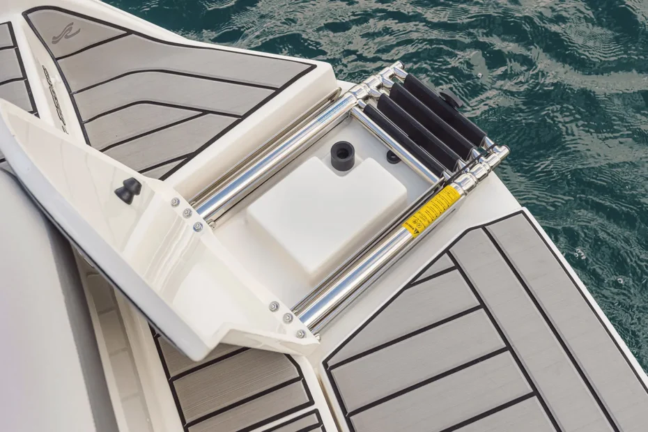 Nueva Sea Ray SDX 250 - Escalera de baño