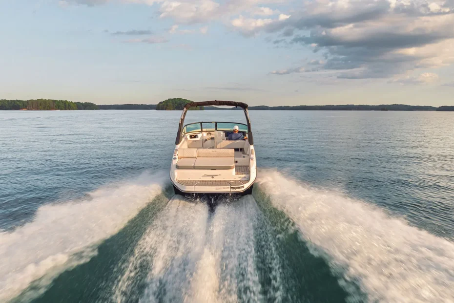 Nueva Sea Ray SDX 250 - Navegando vista popa