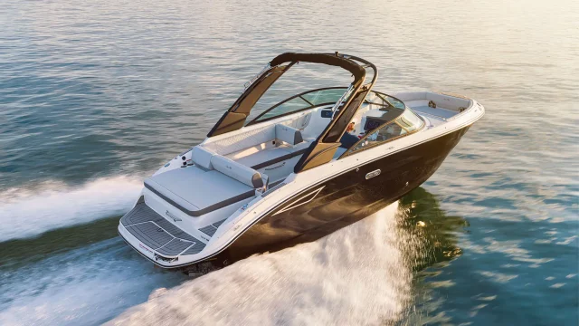 Nueva Sea Ray SDX 250 - Primer plano