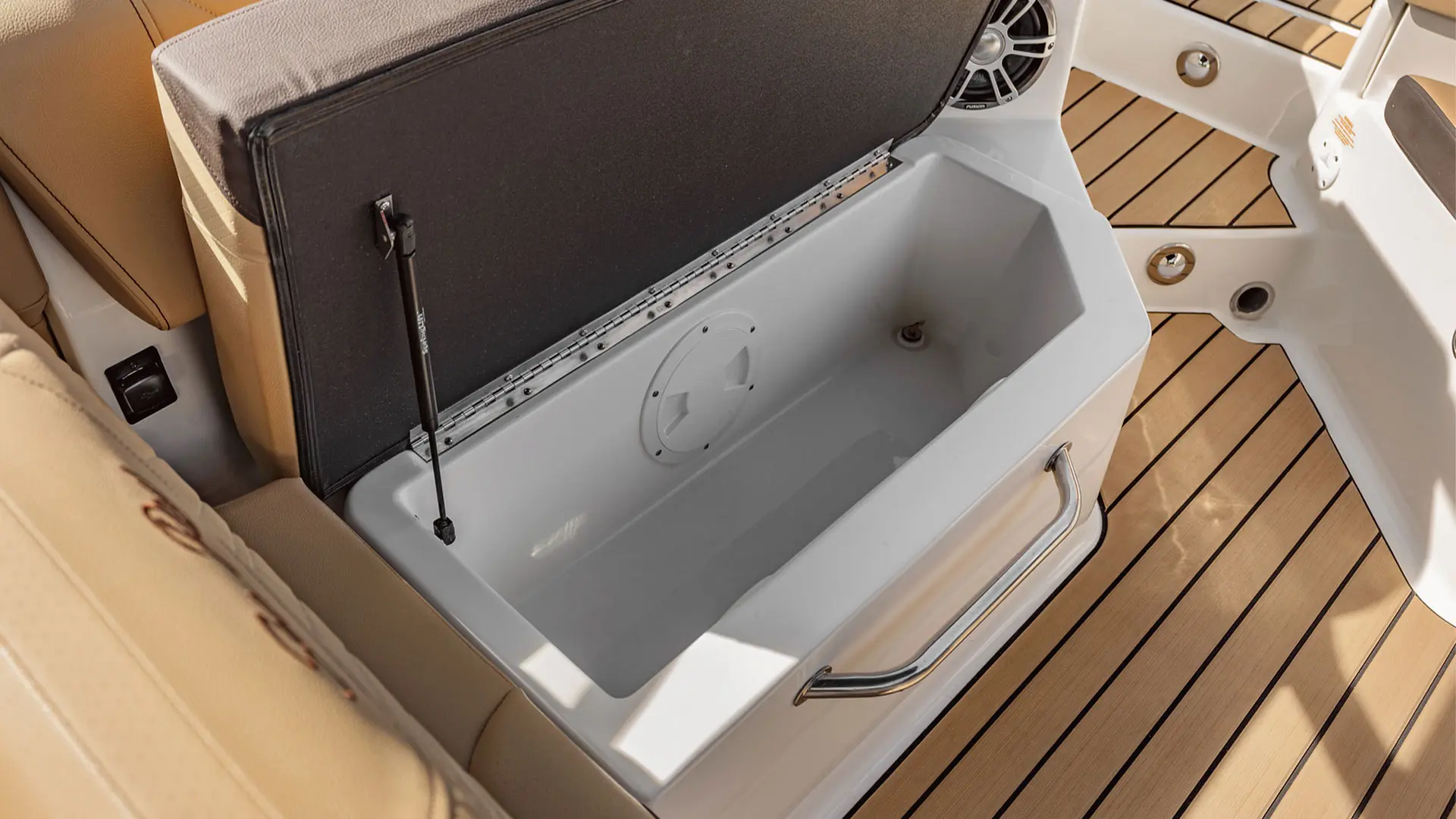 Próximamente en stock Sea Ray SDX 270 - Vista cofre