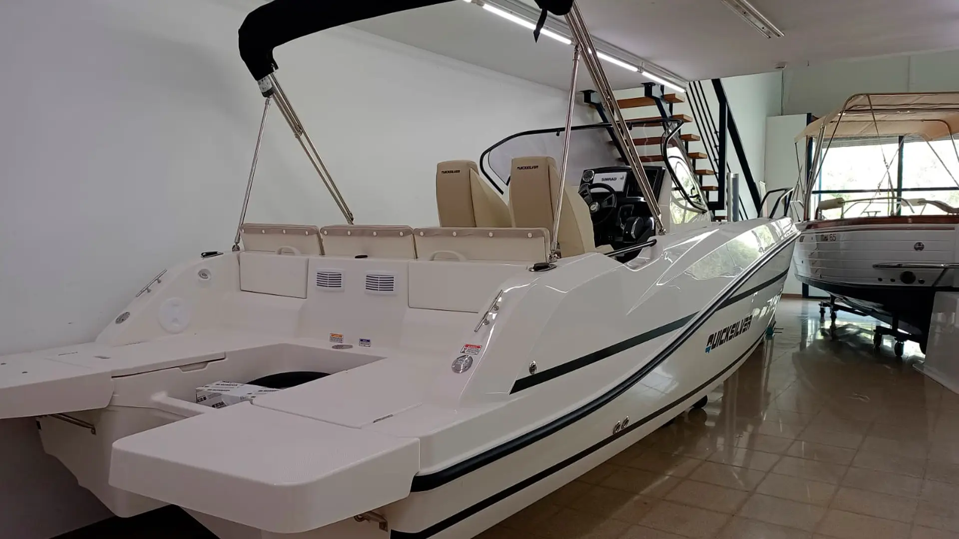 Quicksilver Activ 705 Open - Exposición en stock