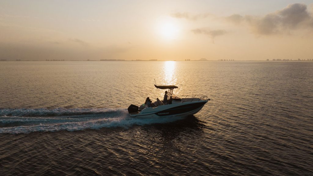 Quicksilver Activ 705 Open - Navegando al amanecer