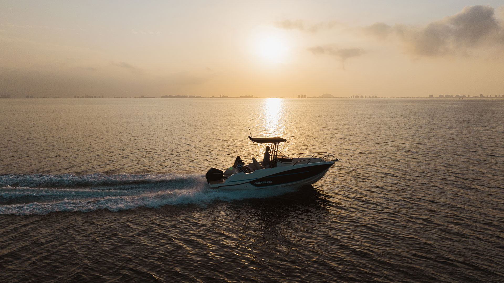 Quicksilver Activ 705 Open - Navegando al amanecer