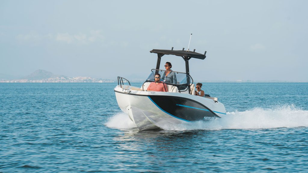 Quicksilver Activ 705 Open - Navegando vista proa