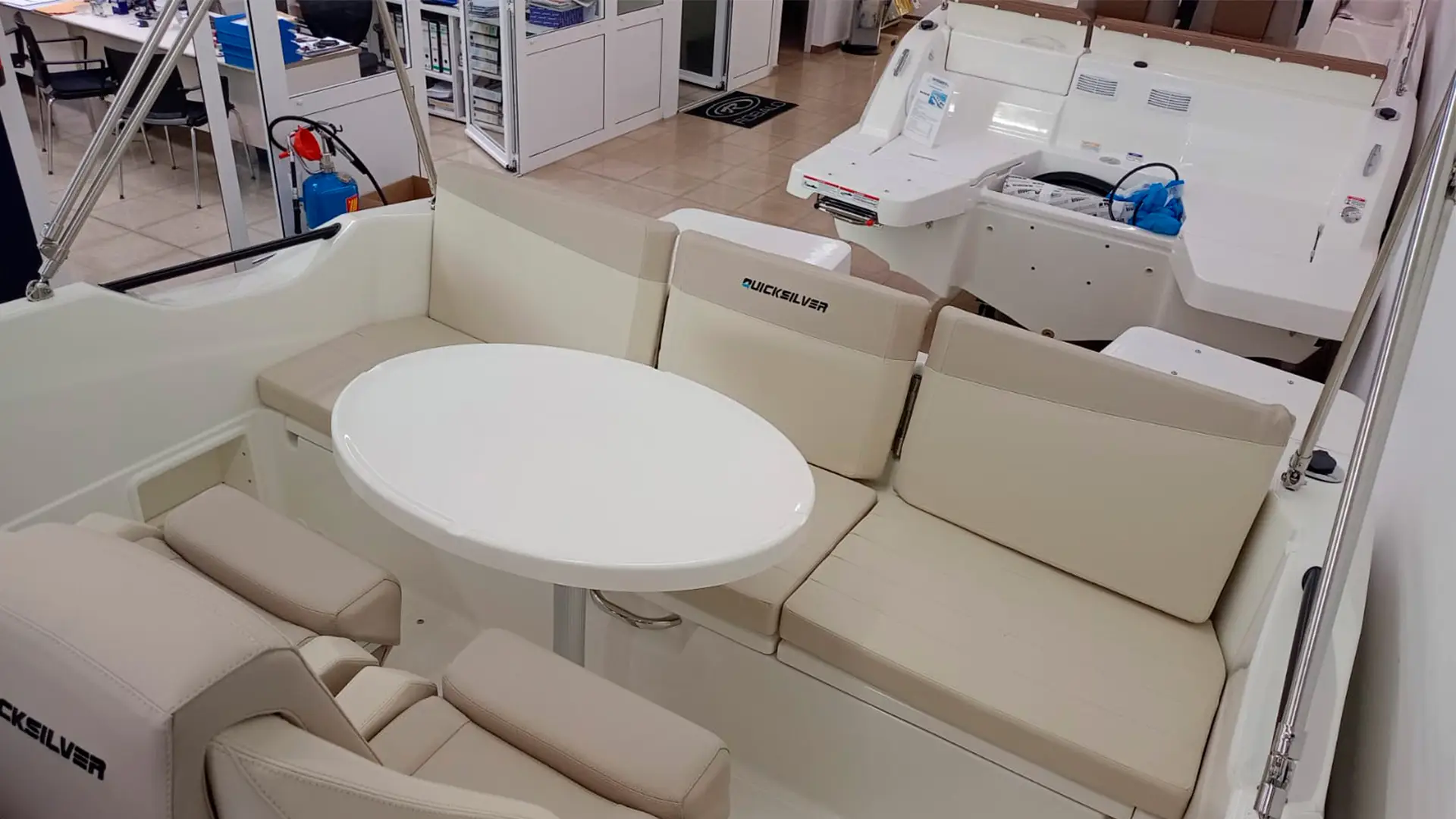 Quicksilver Activ 705 Open - Picnic en stock