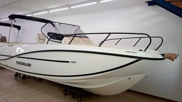 Quicksilver Activ 705 Open - Primer plano en stock